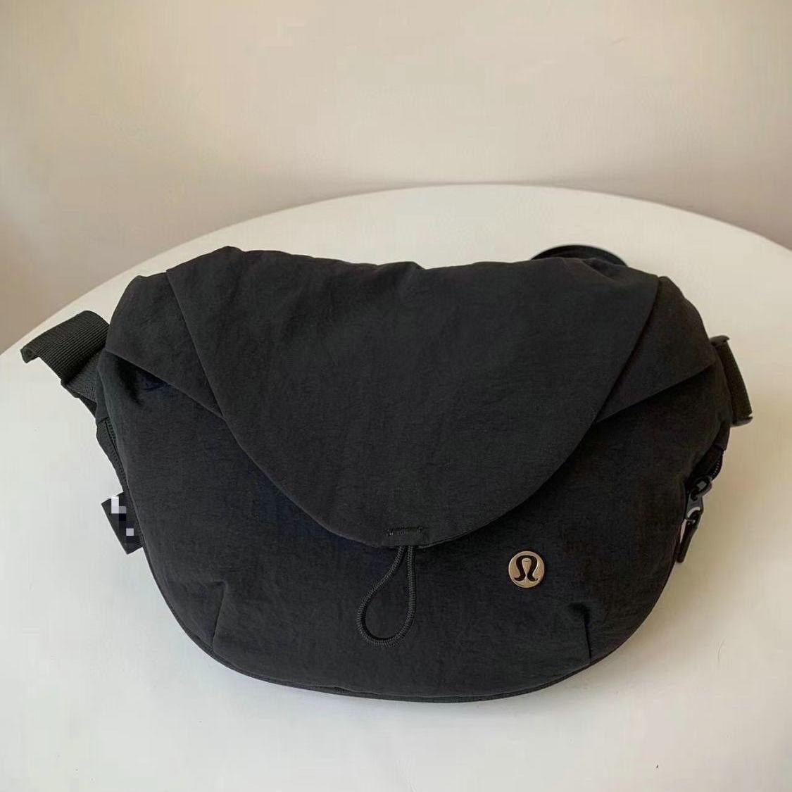 【全新品】lululemon 2024 ルルレモン Curved Crossbody ボディバッグ ショルダーバッグ 3L 男女兼用 軽量 収納 運動