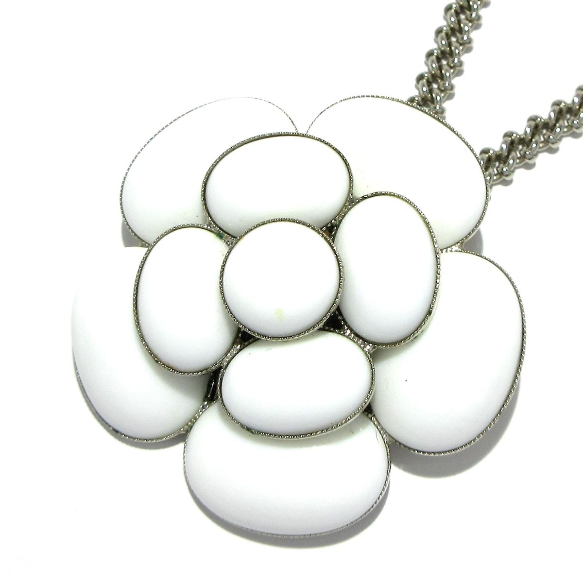 CHANEL(シャネル) ネックレス - 金属素材 白×シルバー カメリア - メルカリ 