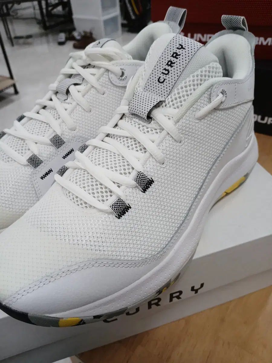 新品 270 UNDER ARMOUR(アンダーアーマー) カリー 3Z5 バスケットシューズ 3023087 ー 105