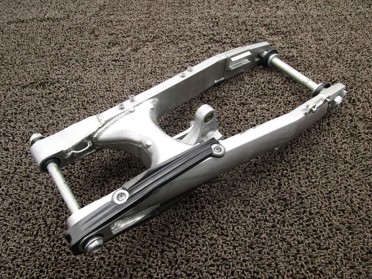 DトラッカーX スイングアーム リンク □A3728！ リアアクスルシャフト