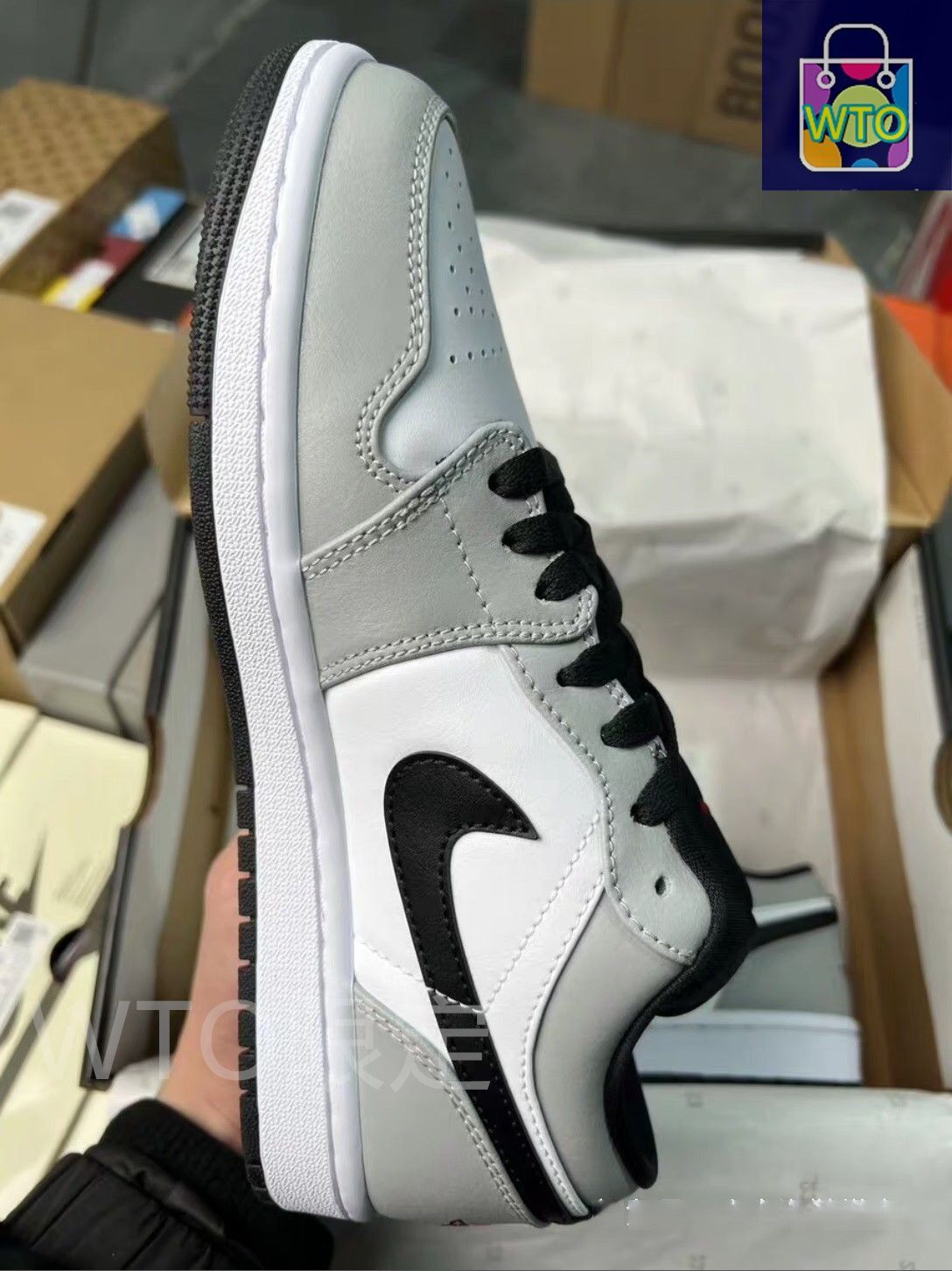 NIKE ジョーダン1LOW 15cm 新品未使用　NIKEスニーカー Nike☆(W) Jordan 1 Low White Wolf Grey☆送料・関税込☆ (Nike