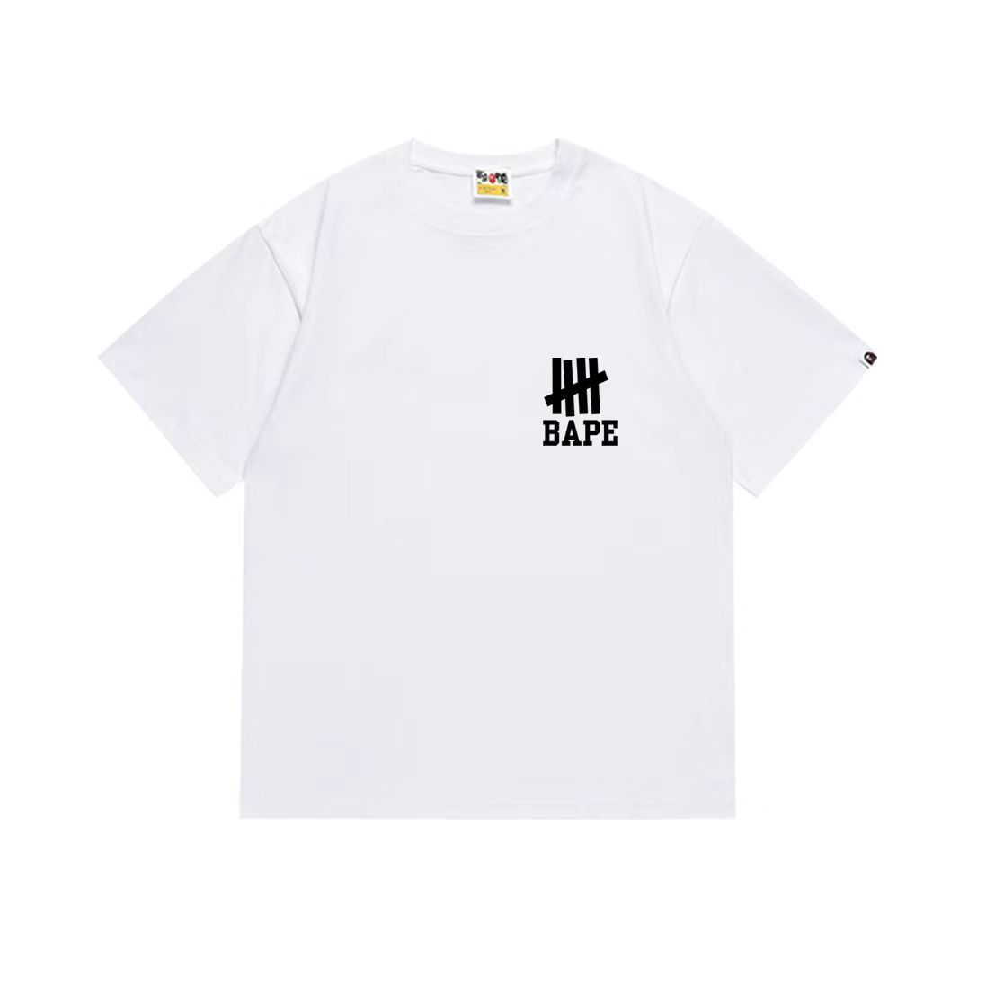 新品✨A BATHING APE × UNDEFEATED （アベイシングエイプ×アンディフィーテッド）プリントTシャツ  White （しろい）/ワイト