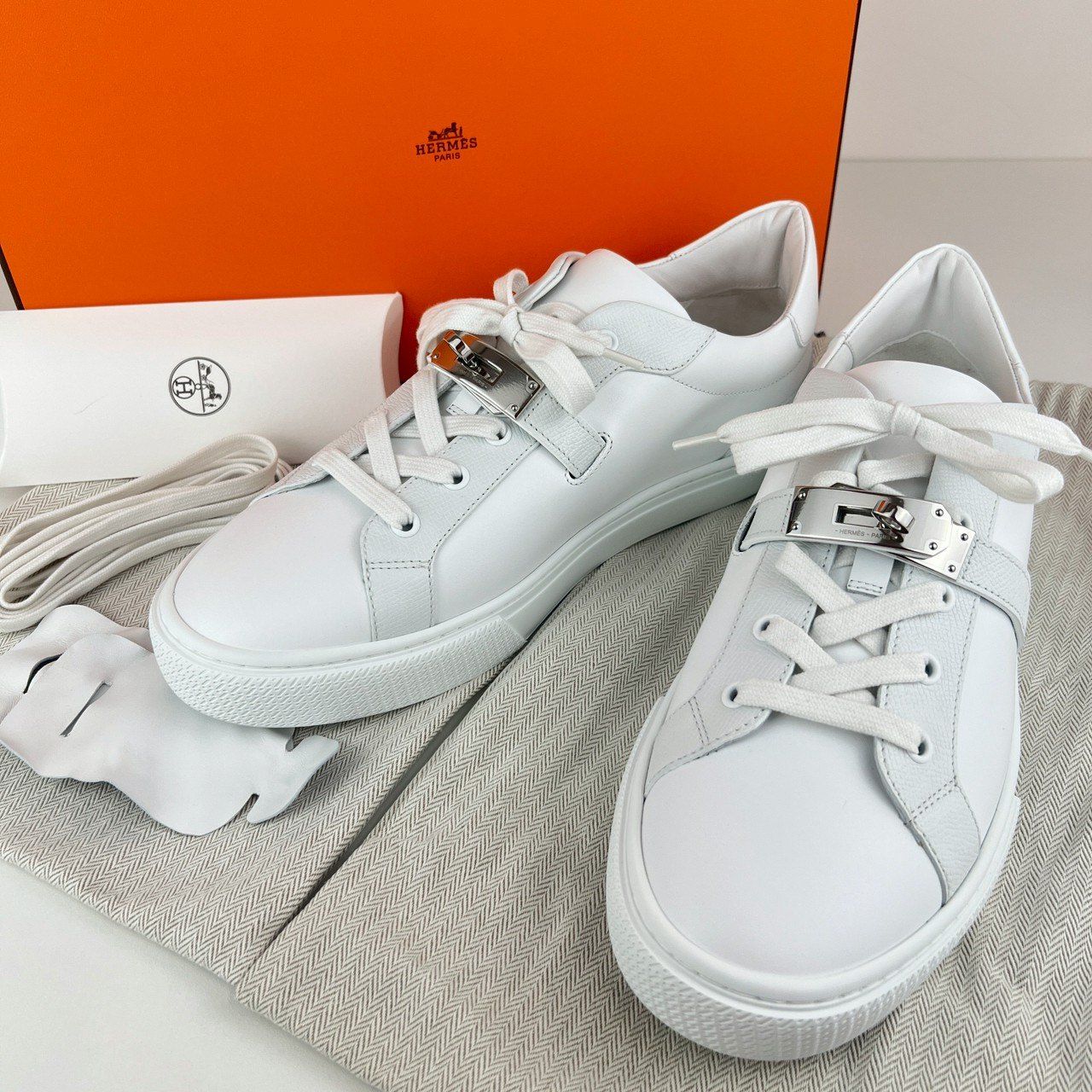 エルメス　HERMES ホワイトレザー スニーカー 金具　デイ HERMES 【新品未使用】エルメス デイ スニーカー ケリー金具