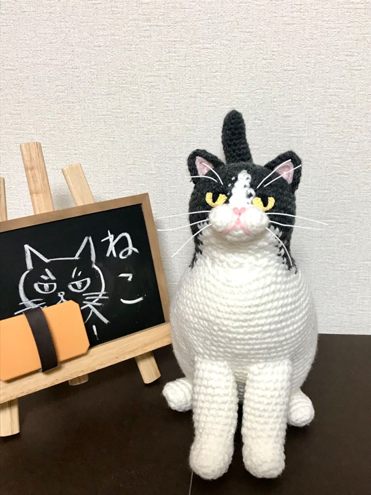お座り白黒ハチワレ猫さんのあみぐるみ - メルカリ