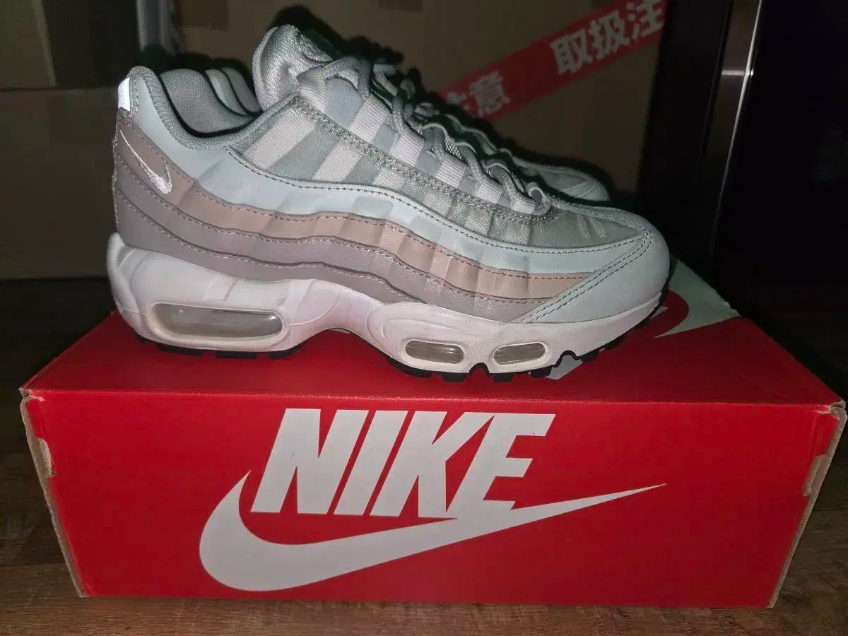 卍 NIKE