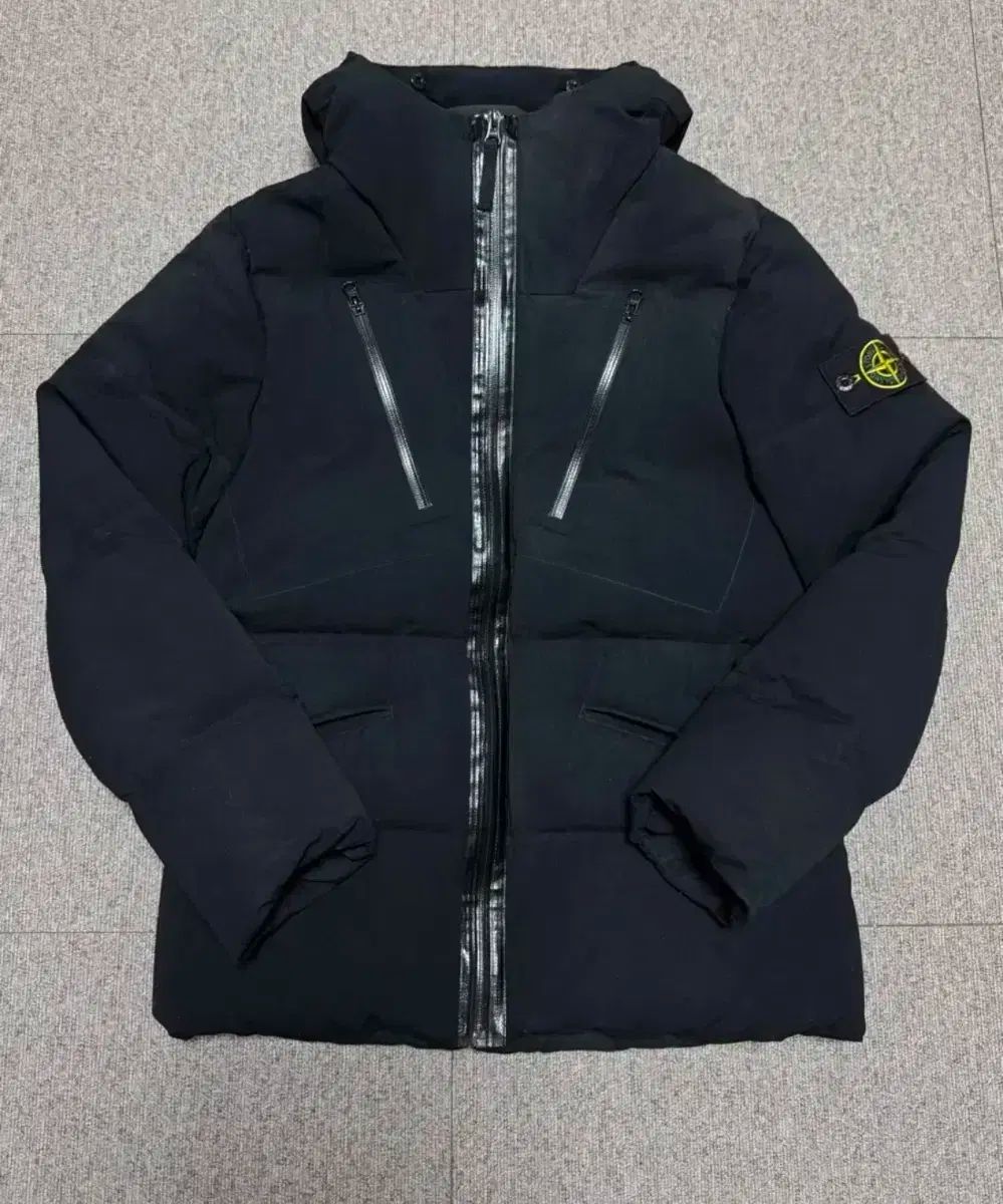 【雷市場（ポンジャン）商品韓国直送】 STONE ISLAND(ストーンアイランド) 防水 ダウンジャケット s サイズ