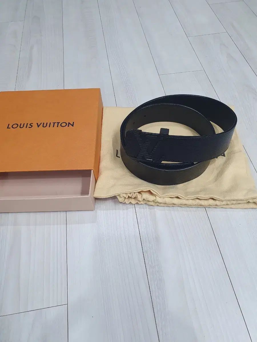 Louis Vuitton ルイヴィトン LV ロゴ エピベルト