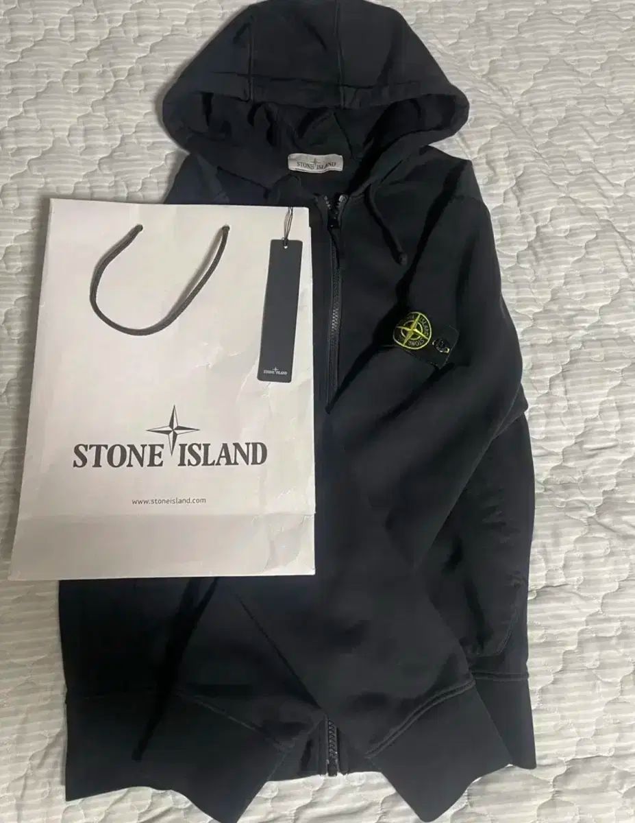 STONE ISLAND(ストーンアイランド) 黒 フード付き ジップアップ