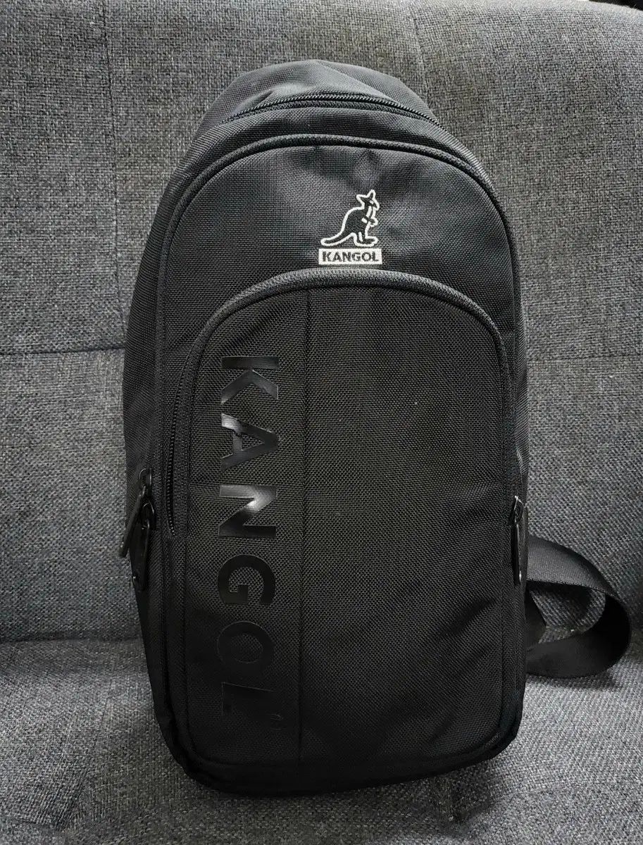 【雷市場（ポンジャン）商品韓国直送】 kangol(カンゴール) スリングバッグ