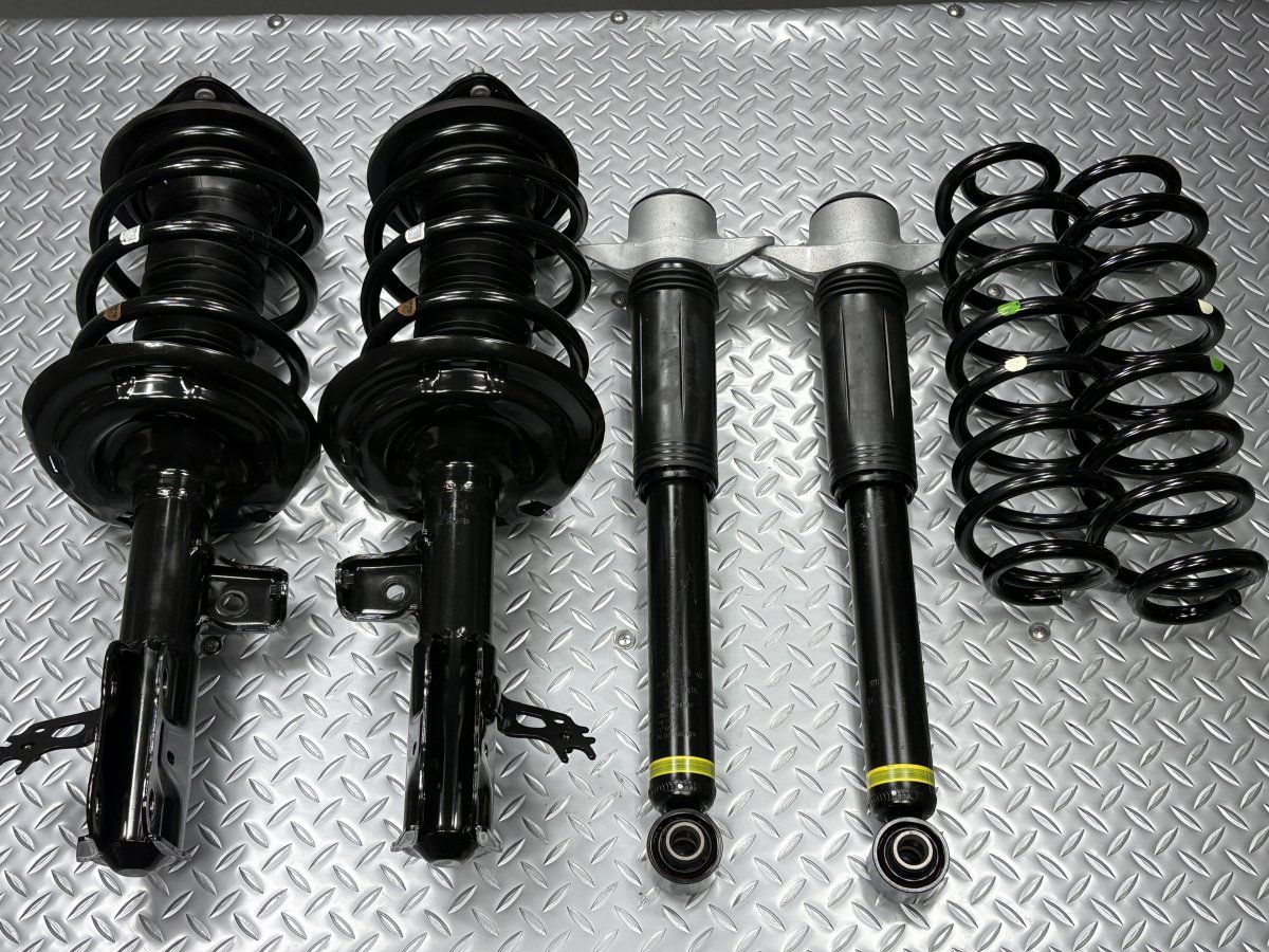 送料無料AXVH70 トヨタ カムリ 純正 サスキット 品番48510-33890/48520-33890/48530-33670 ショックアブソーバー スプリング (24090064)