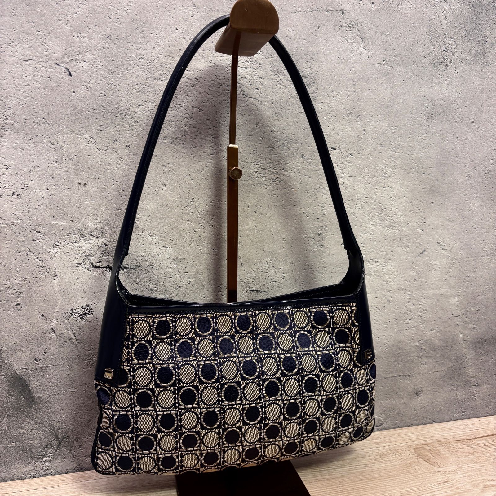 美品】Salvatore Ferragamo ガンチーニ柄 ハンドバッグ FERRAGAMO 