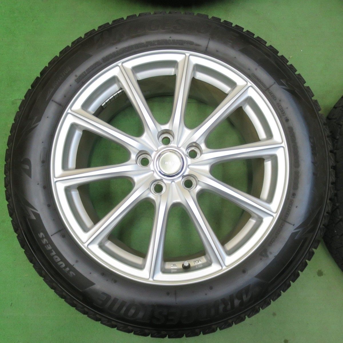 バリ溝!23年!キレイ!9.5分☆スタッドレス 225/60R18 バリ溝!23年!キレイ!9.5分☆スタッドレス 225/60R18