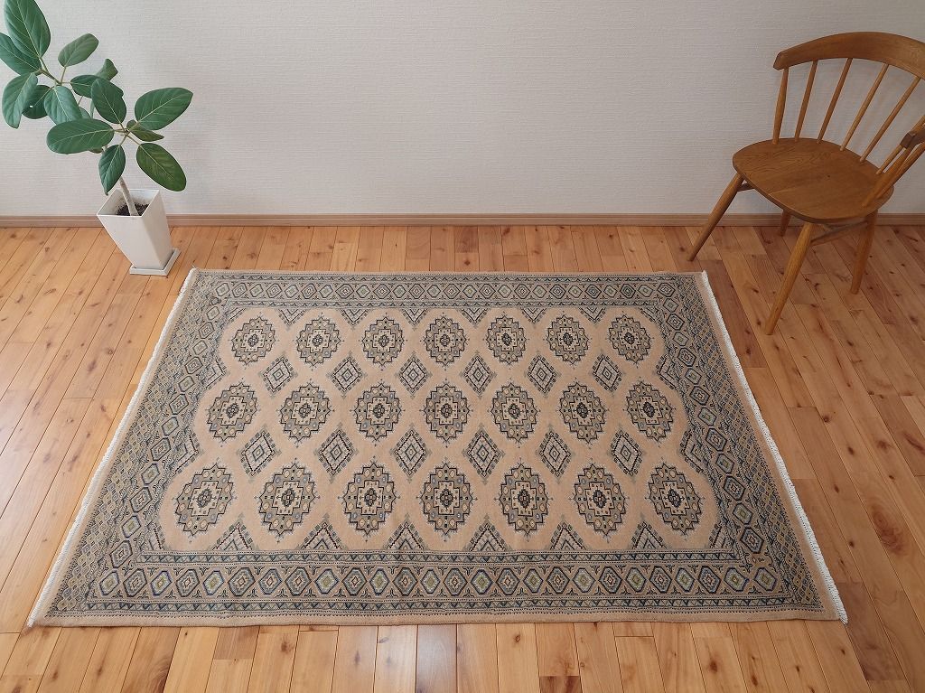 夏はサラサラ 手織り ラグ パキスタン絨毯 9|18 シルクタッチ 182ｘ124cm 軽くて畳める ベージュ