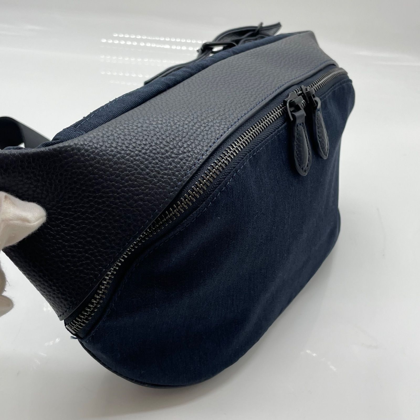 BN5989 シップス×フェティア シュリンクレザー×ナイロン ボディバッグ