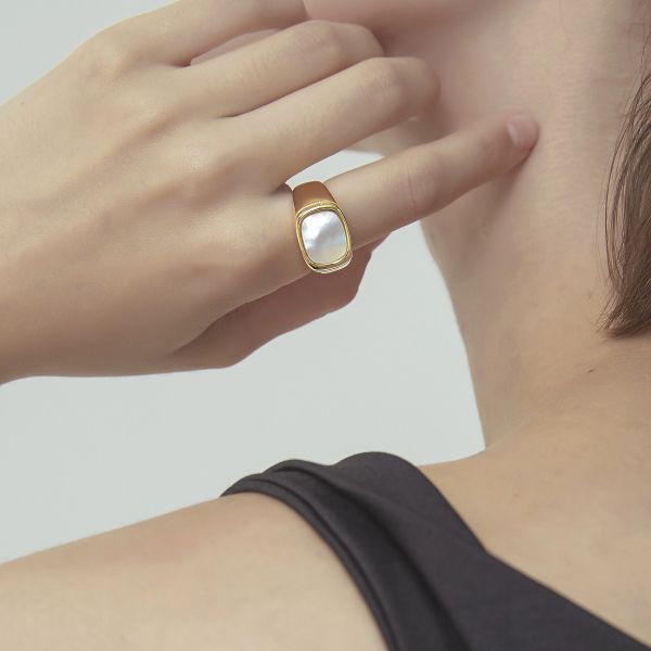【SHAPES STUDIO】Mother of Pearl Vintage シグネット リング SHAPES STUDIO】Mother of Pearl シグネットリング - メルカリ