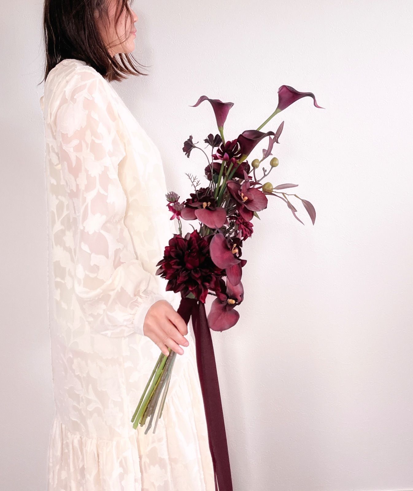 ボルドーカラーの縦長アームブーケ4 ウェディングブーケ