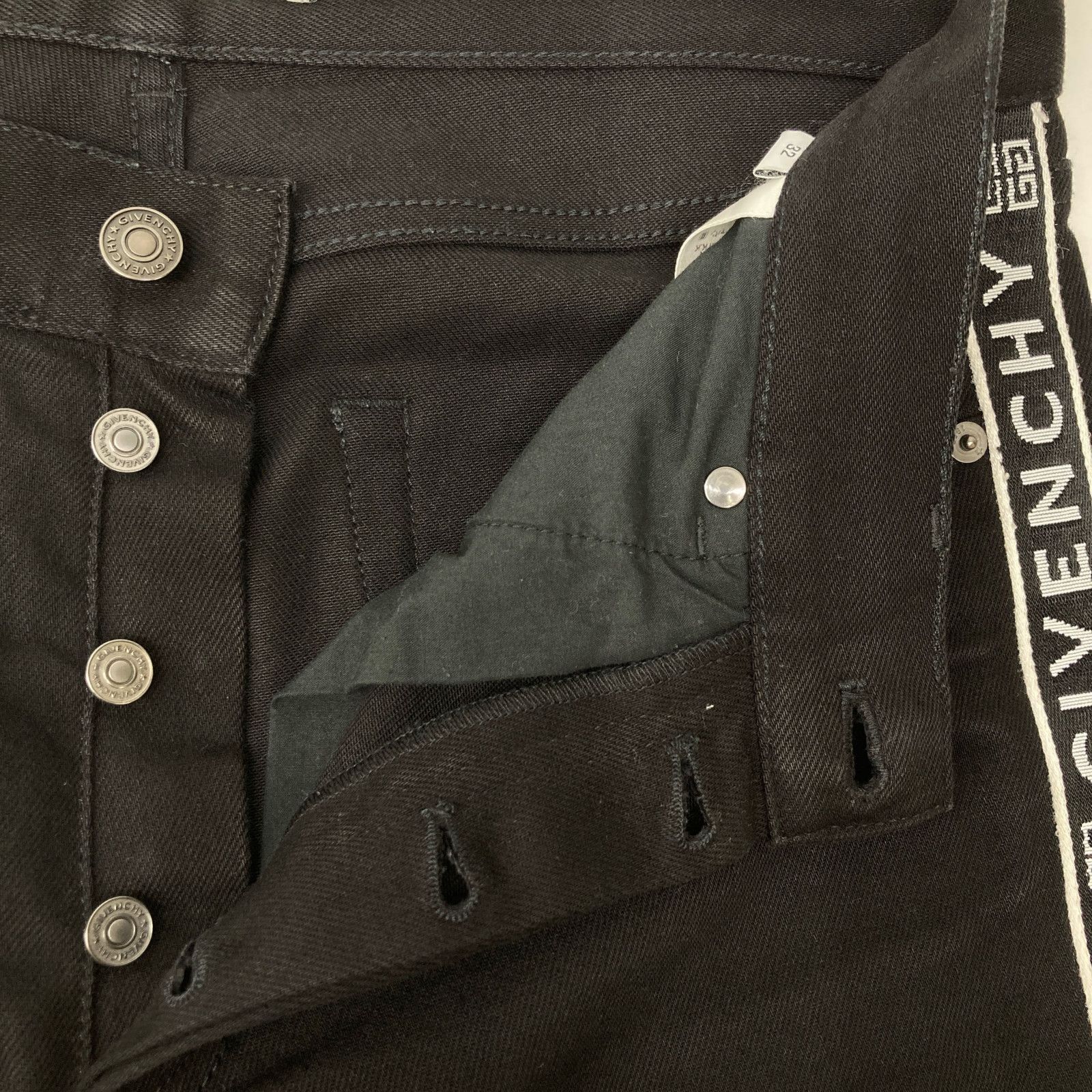 GIVENCHY