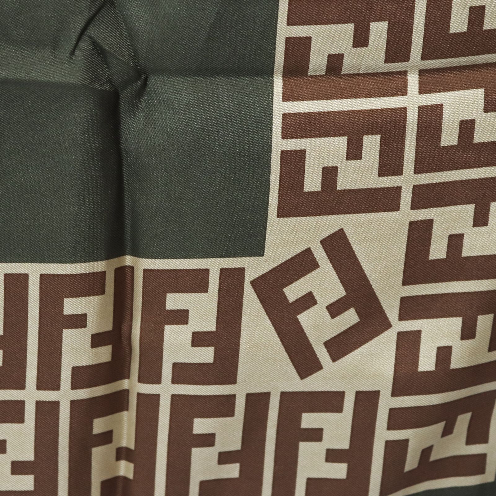 超美品　FENDI フェンディ FF柄 ズッカ柄 シルク カーキ大判　スカーフ FENDI フェンディ シルク 大判 スカーフ FFロゴ カーキ色 ズッカ