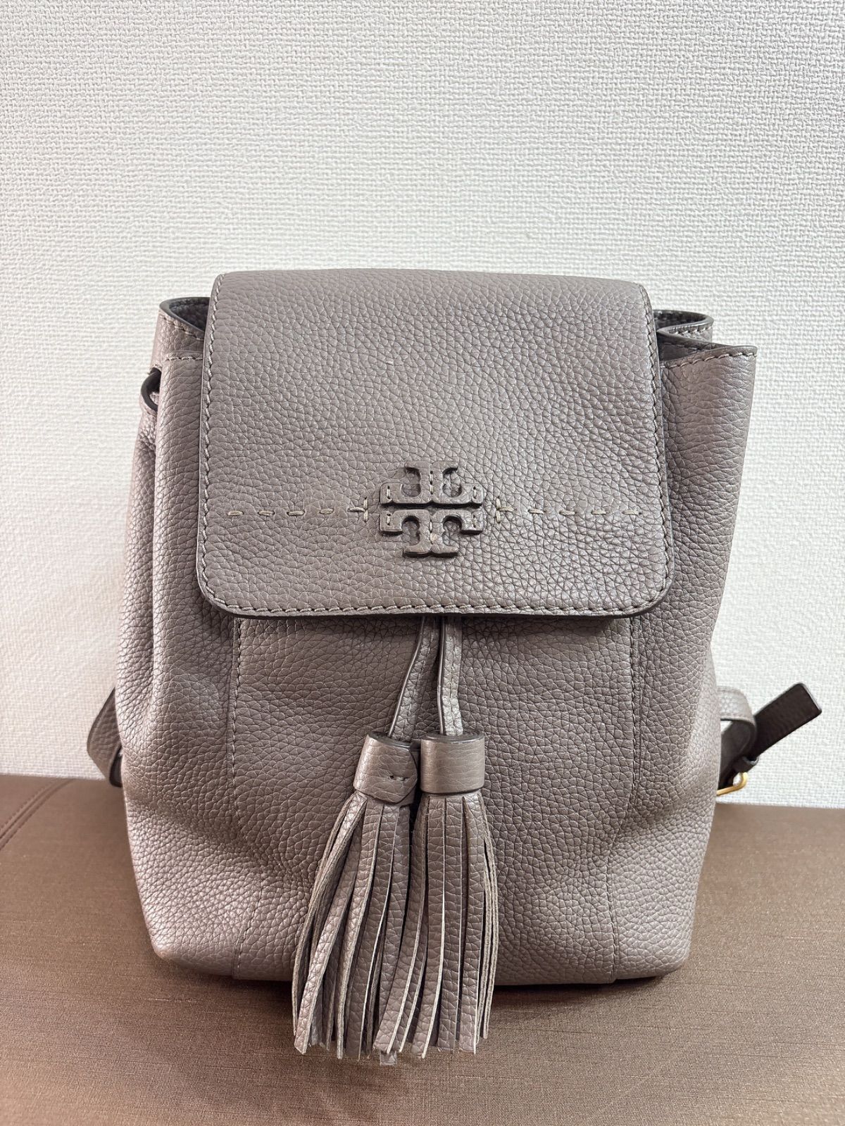 【美品】ToryBurch ブリテン オールレザー リュック グレージュ Tory Burch トリーバーチ レザー リュックバッグ グレージュ