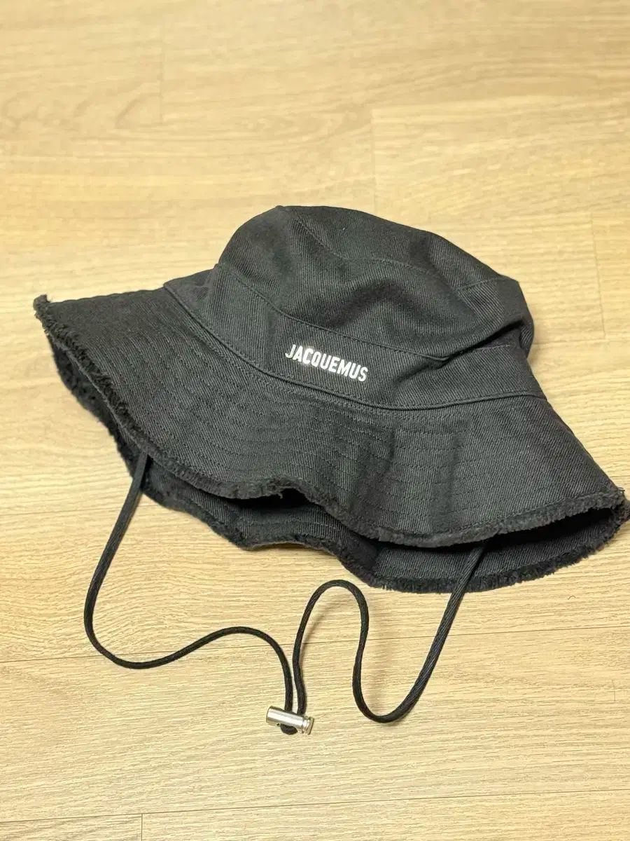 JACQUEMUS◇ロゴバケットハット/58/コットン/BLK/無地/レディース