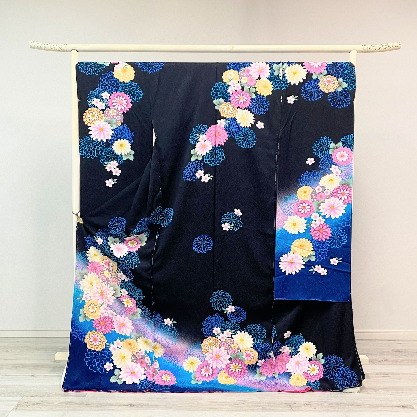 新品・一式セット】振袖 黒 青 雪輪 菊 コスモス 成人式 F22 - メルカリ