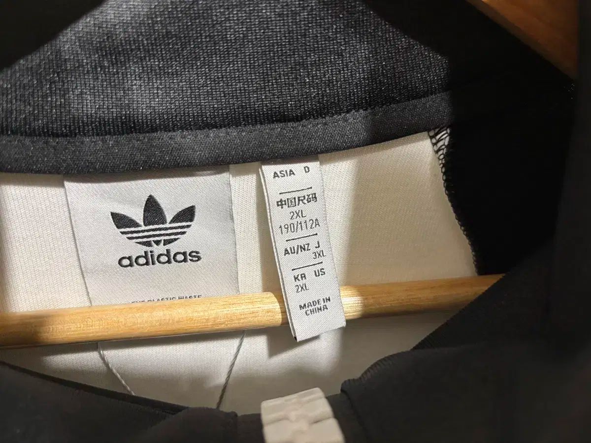 adidas アディダス ジェレミースコット コラボ ブラック ホワイト トラックトップス