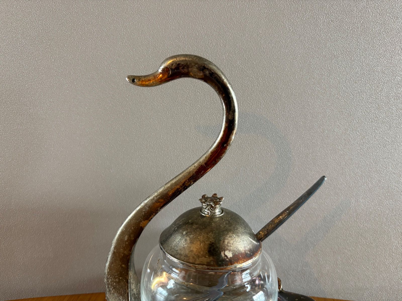 ヨーロッパの古い白鳥の形をしたシュガーポット