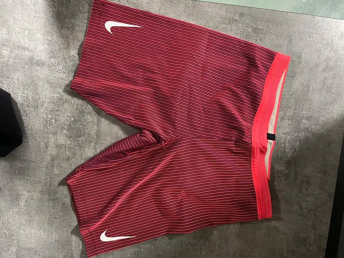 Nike AeroSwift レッドハーフタイツMサイズ