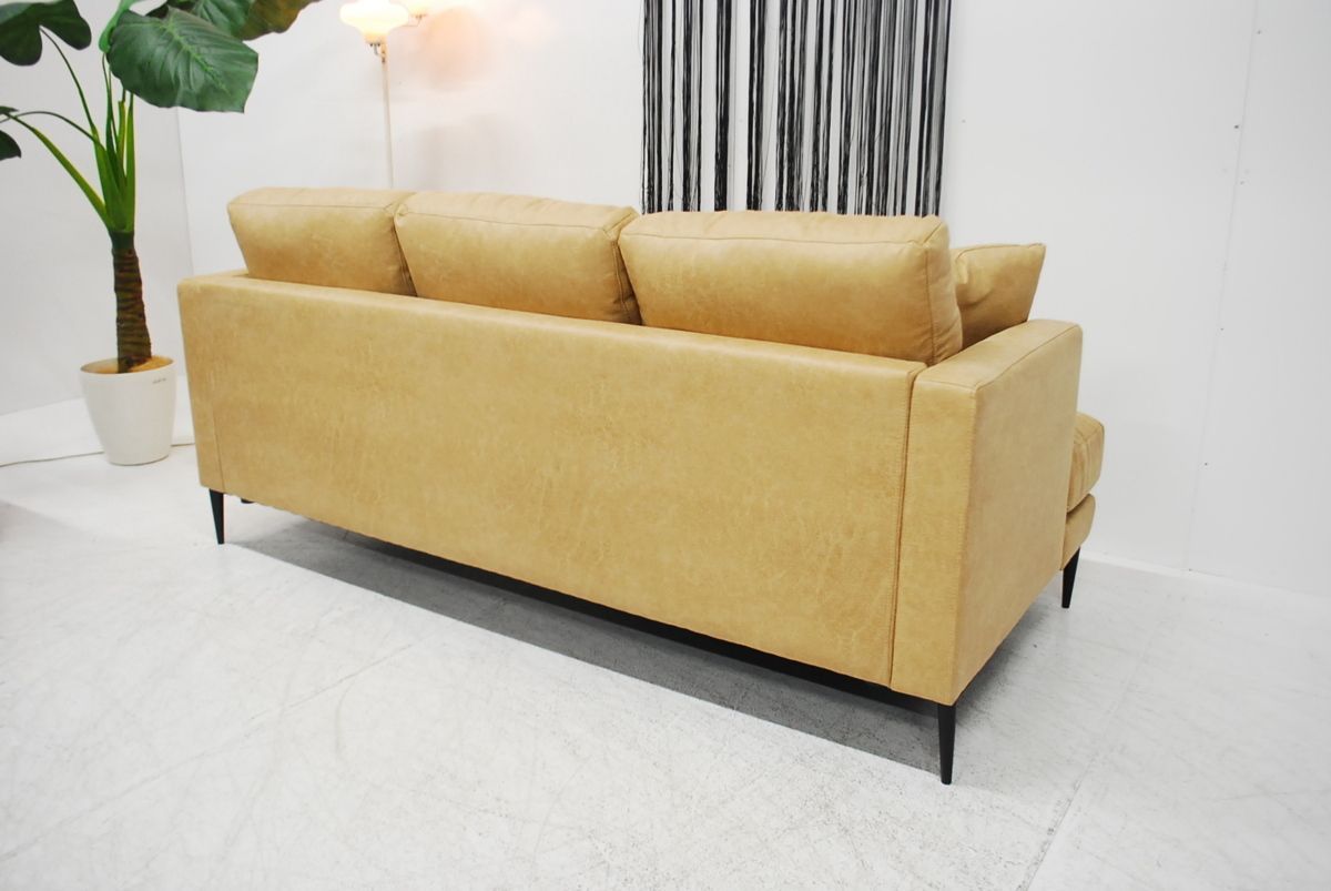 落ち着きのあるモダントリプルソファー 寛ぎの空間を演出します