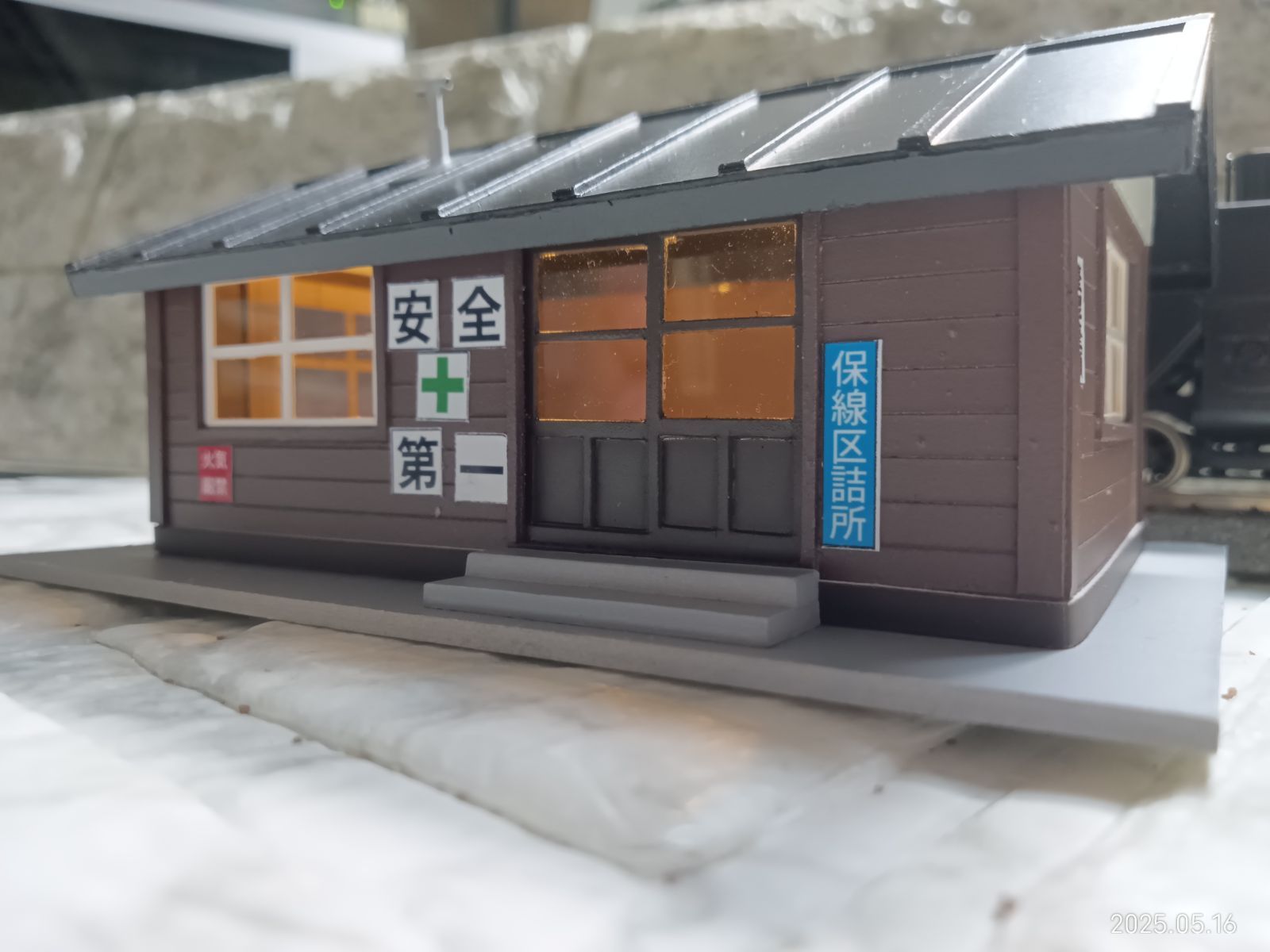 HOゲージ 着色完成品 ストラクチャー 乗務員 保線員 木造詰所 中サイズ 黒色屋根 建屋照明付き