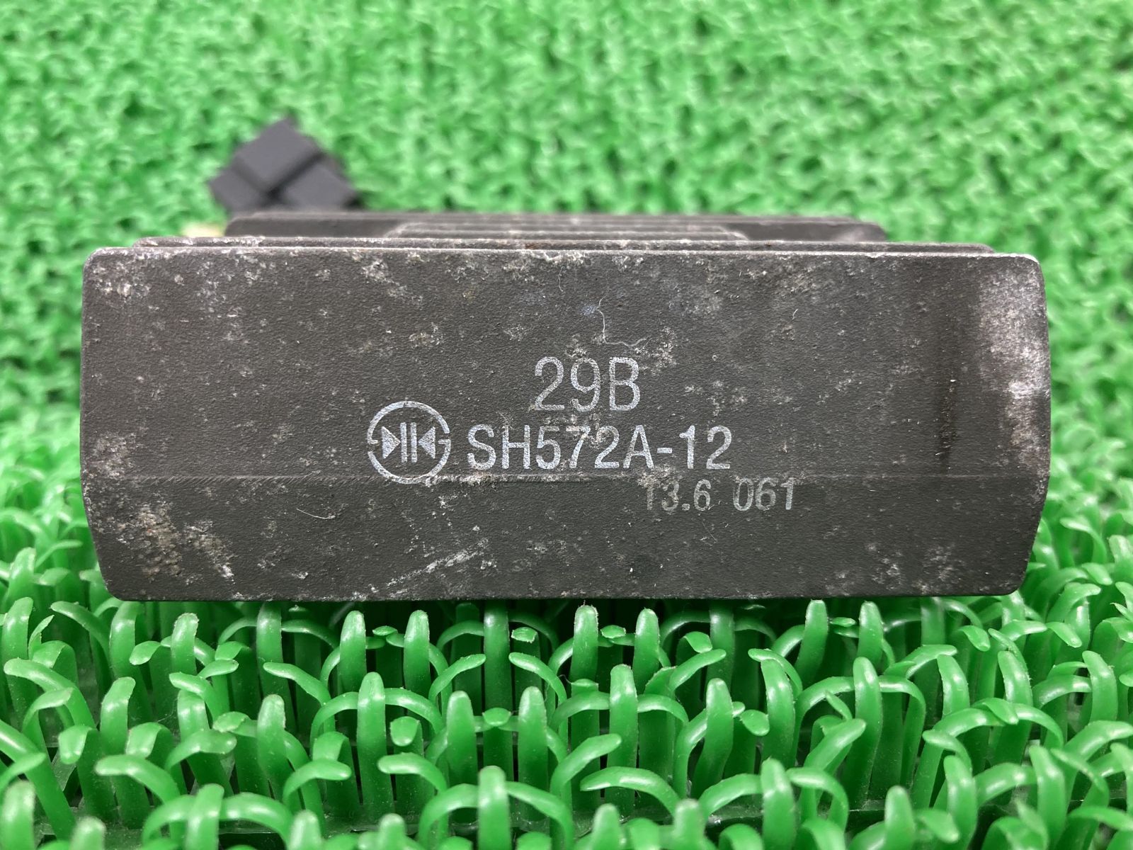 グラストラッカー レギュレター スズキ 純正 中古 バイク 部品 NJ47A 29B SH572A-12 レギュレーター レクチファイアー 車検  Genuine