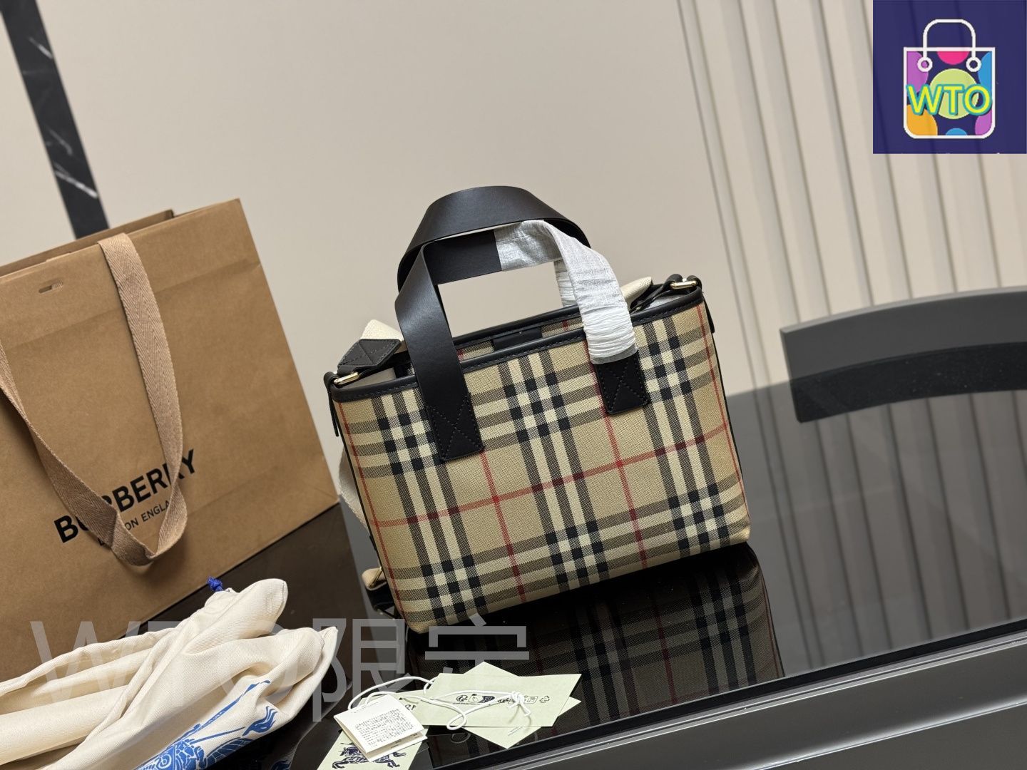 Burberry 8102634C2044 関税送料込 今日特価】Burberry ナイロン トートバッグ 25×18cm -WTO輸入