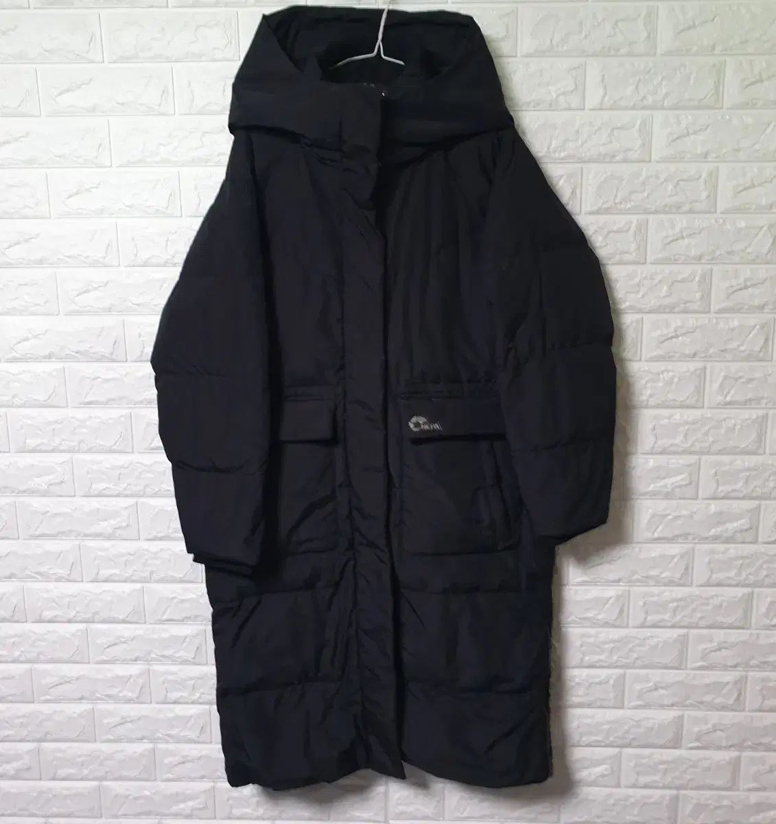 11567【美品・近年モデル】プラダ☆三角ロゴ ファー付き ダウンコート