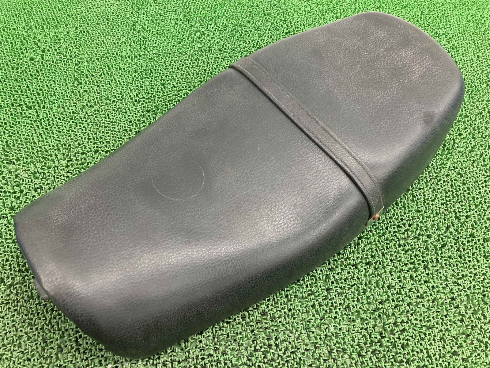 ゼファー400 前期・初期 黒皮 ボタン タックロール シート/C1-4