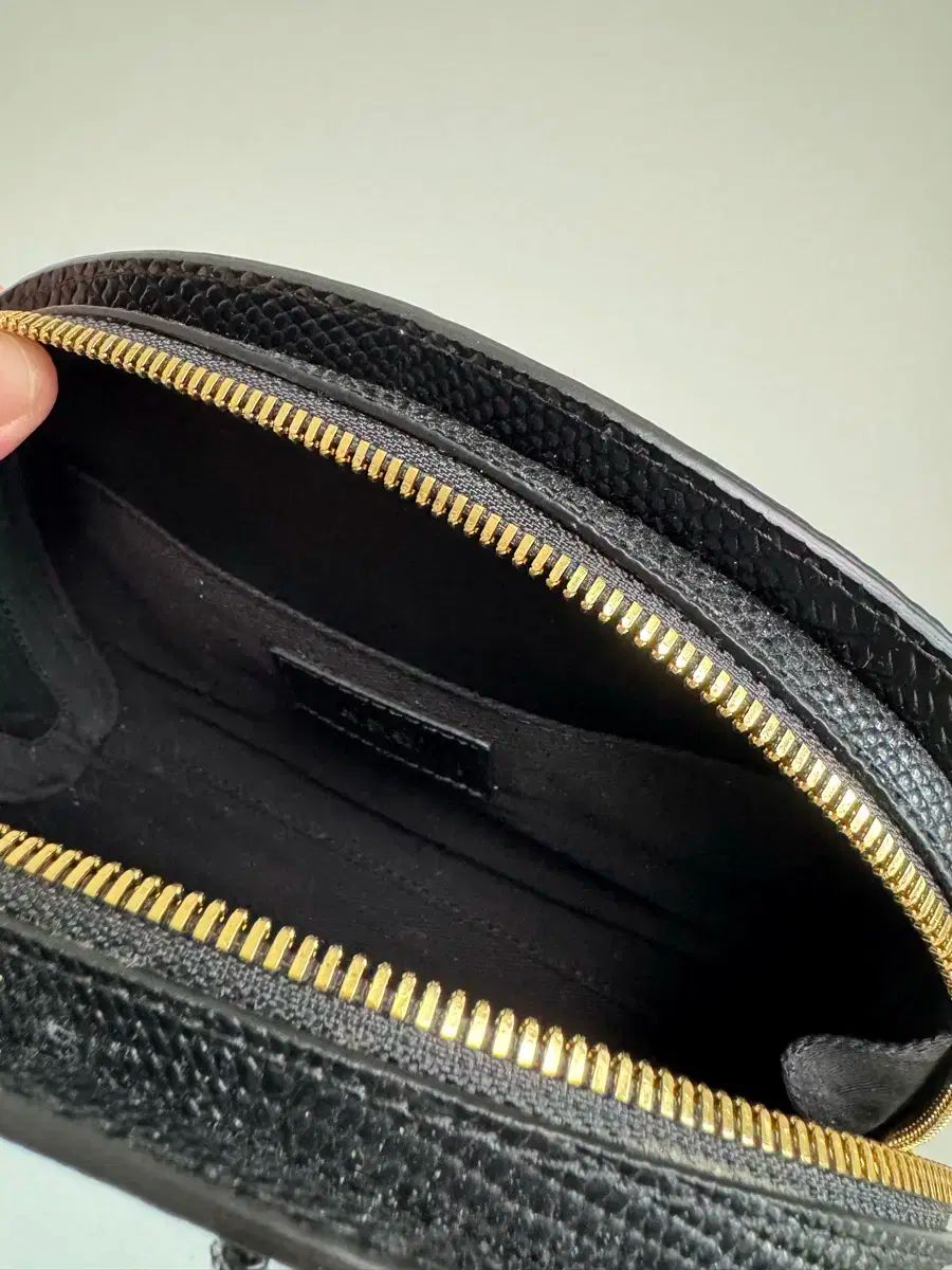 ハーフムーン クラッチバッグ