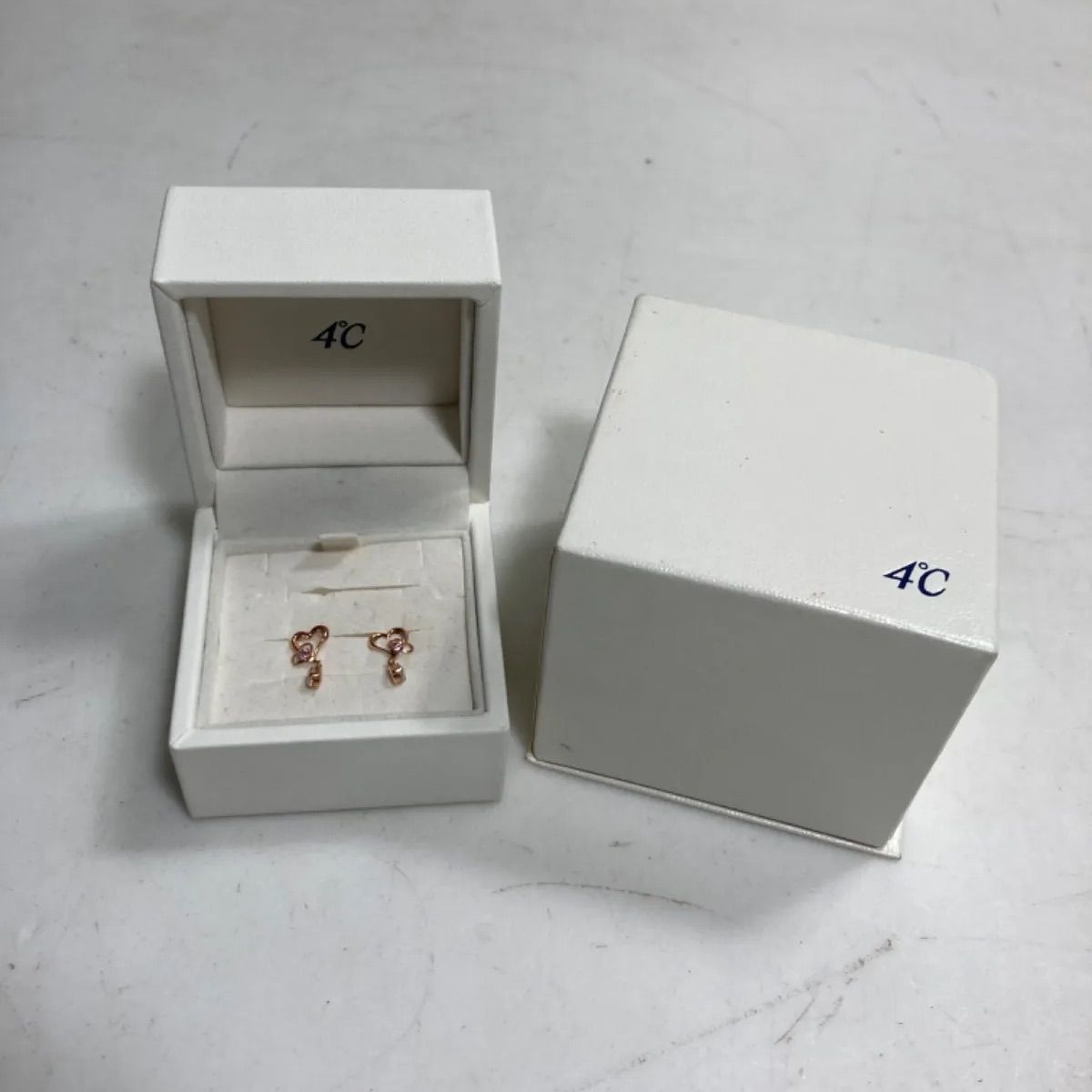 ☆K10刻印 4℃ ヨンドシー 金 ゴールド ハート両耳ピアス ケース付き 