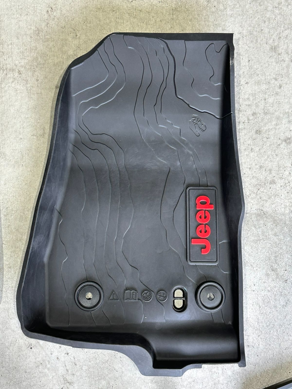 ジープJLラングラーサハラの純正ラゲッジマット ジープ純正 JL