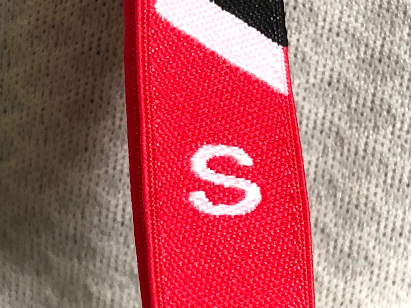 黒 S
