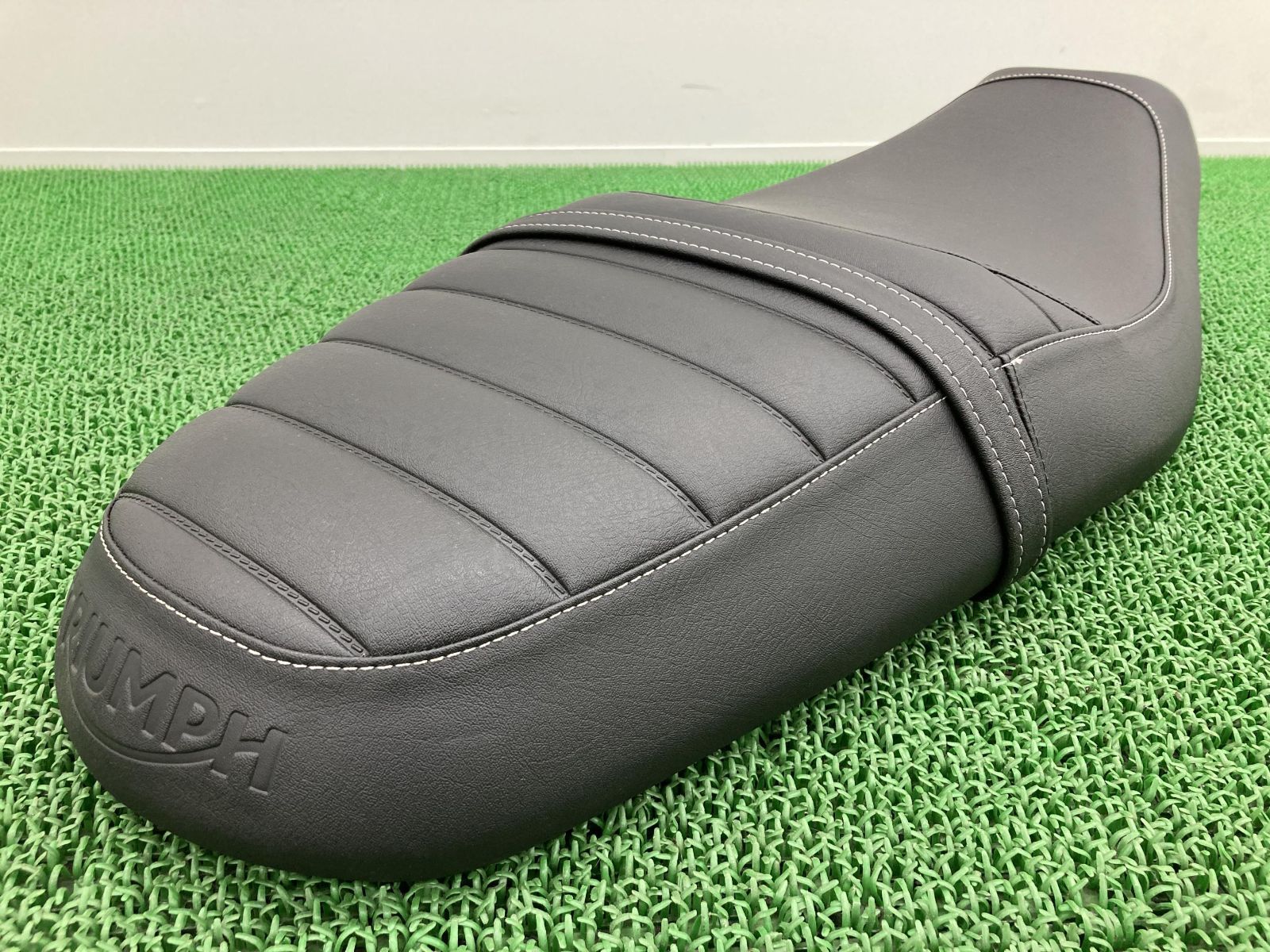 トライアンフ ボンネビルボバー 純正シート