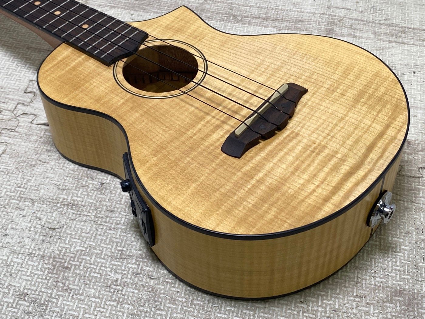 Ibanez 本物 UEW-12E-OPN ウクレレ Ibanez UEW12E-OPN (Open