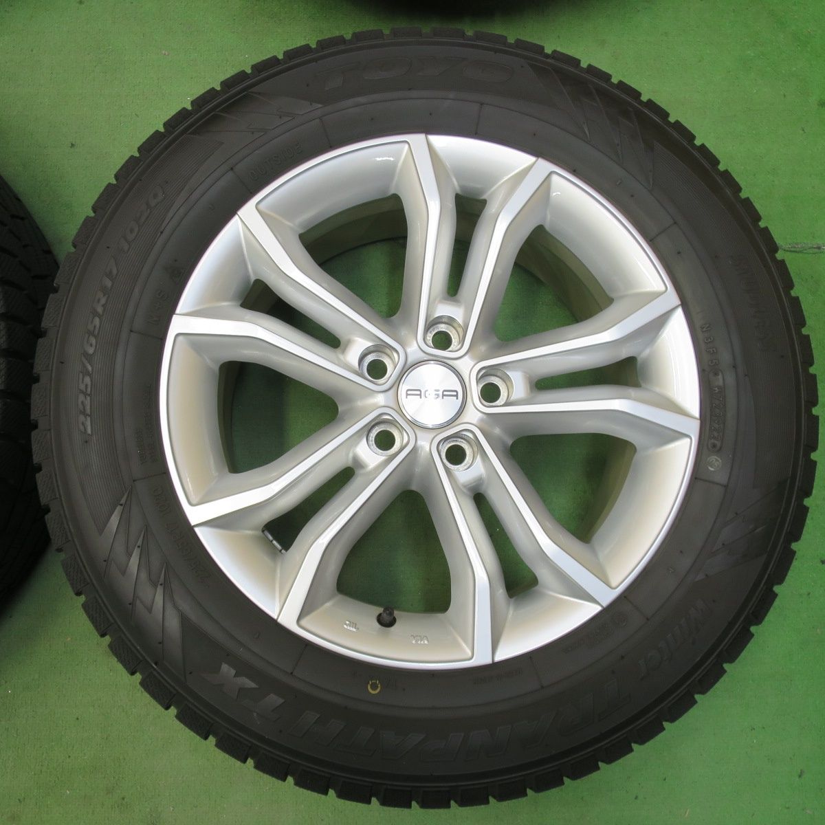 バリ溝！22年！キレイ！9.5分☆レクサス NX 等 AGA 225/65R17 