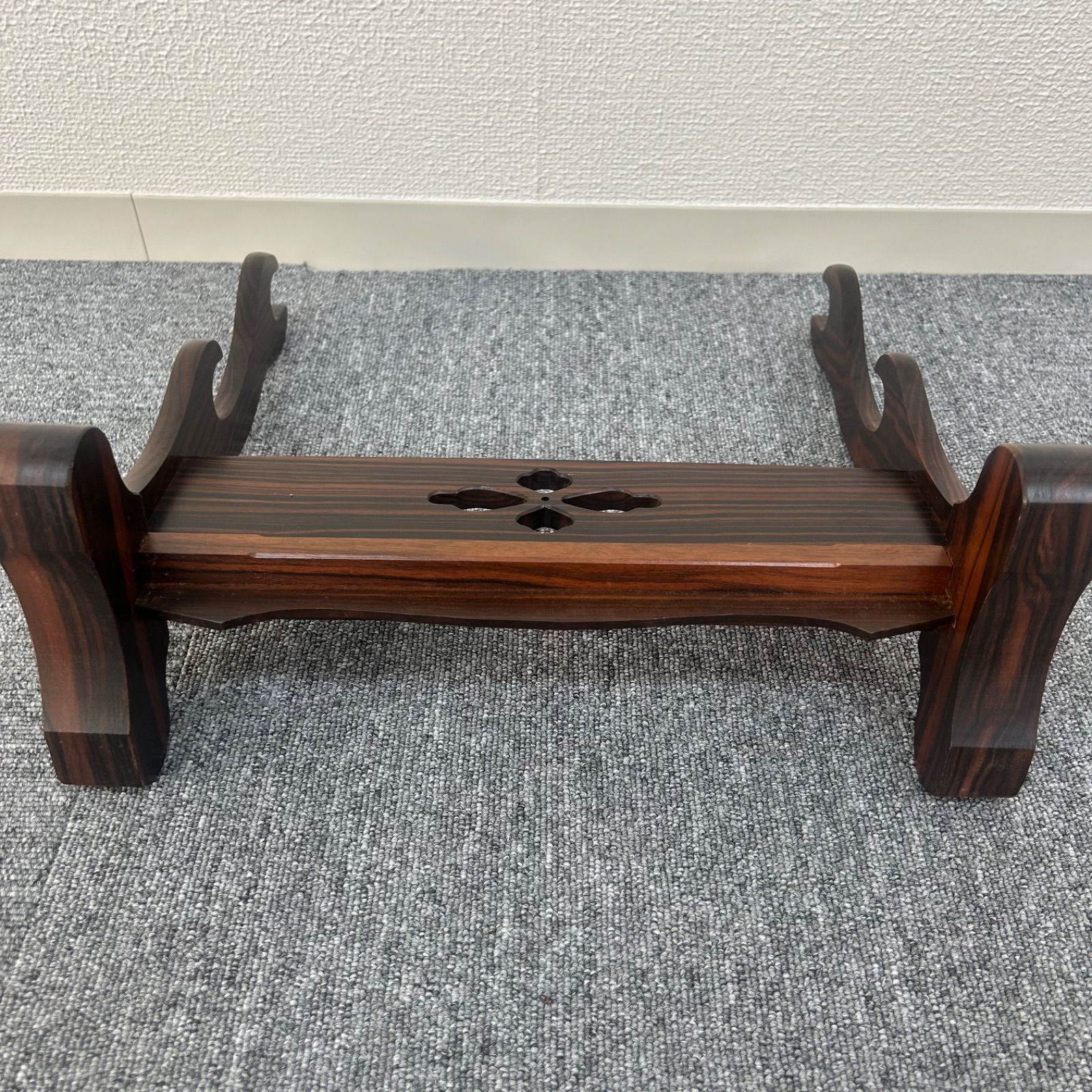 模造刀　刀置き台付き（木製） Amazon.co.jp: 刀掛け 刀置き 木製 収納 刀台 木剣 木刀 置き