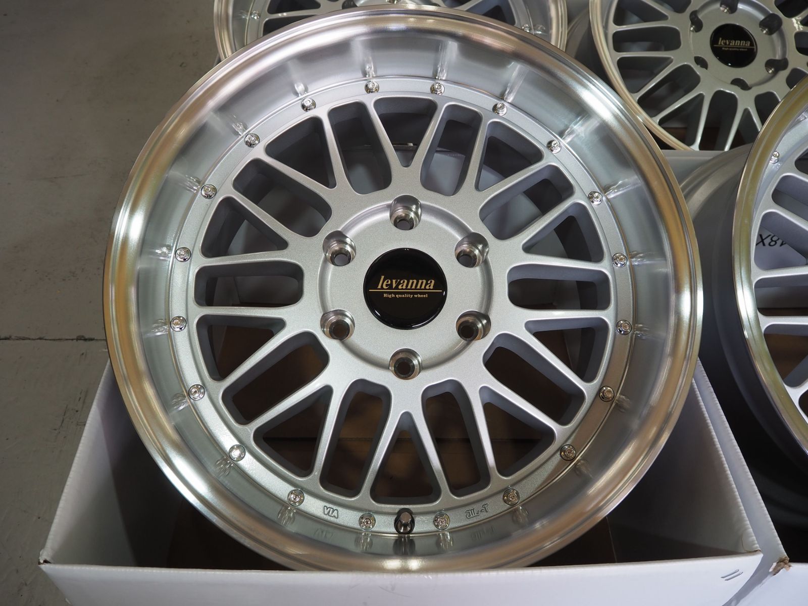 要オーバーフェンダー 深リム メッシュ levanna V10LTH 18inch 9.0J 