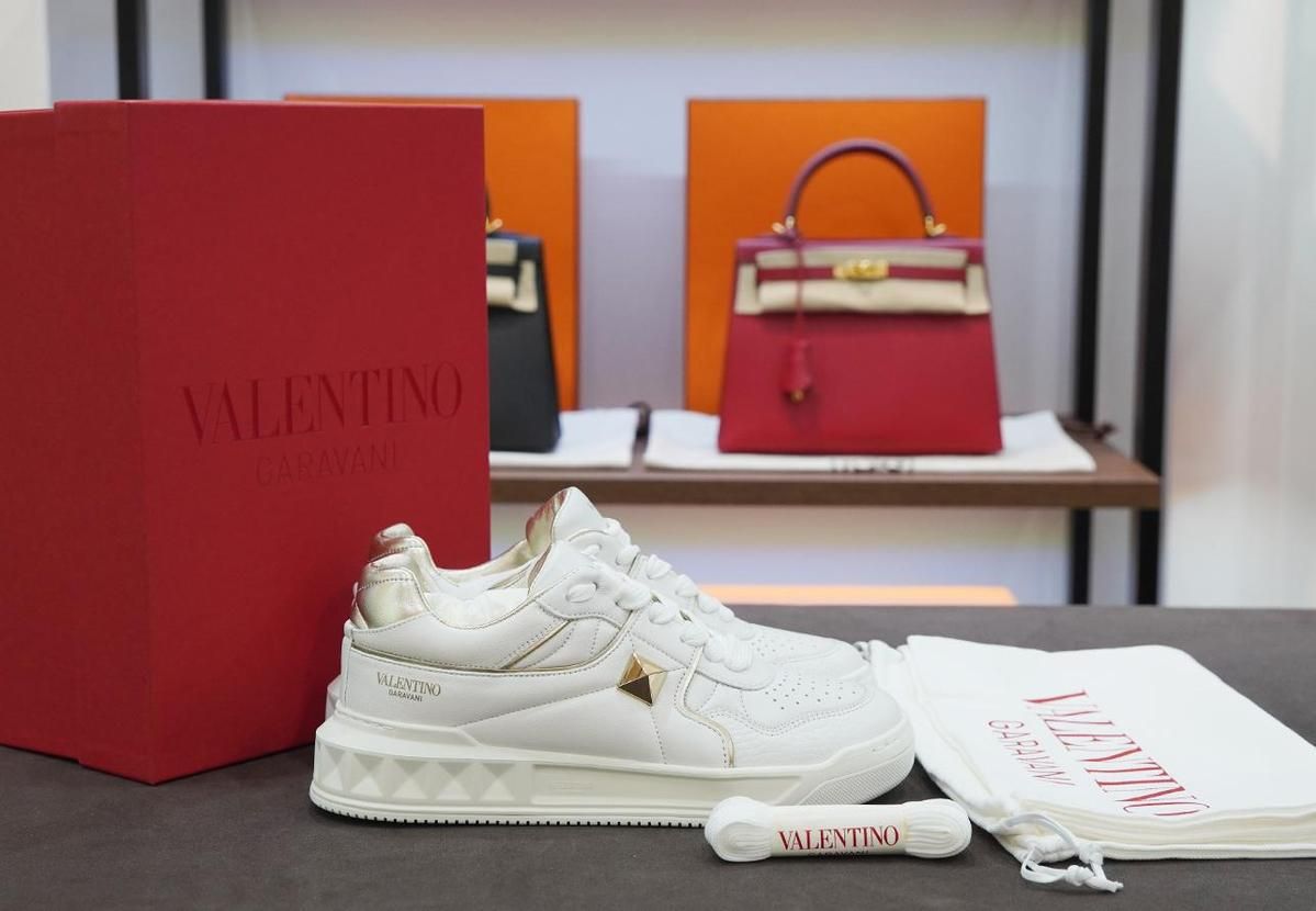 【雷市場（ポンジャン）商品韓国直送】グーハン中古高級品釜山店 VALENTINO(ヴァレンティノ) 1 つのスタッド ロートップ スニーカーズ 状態 N