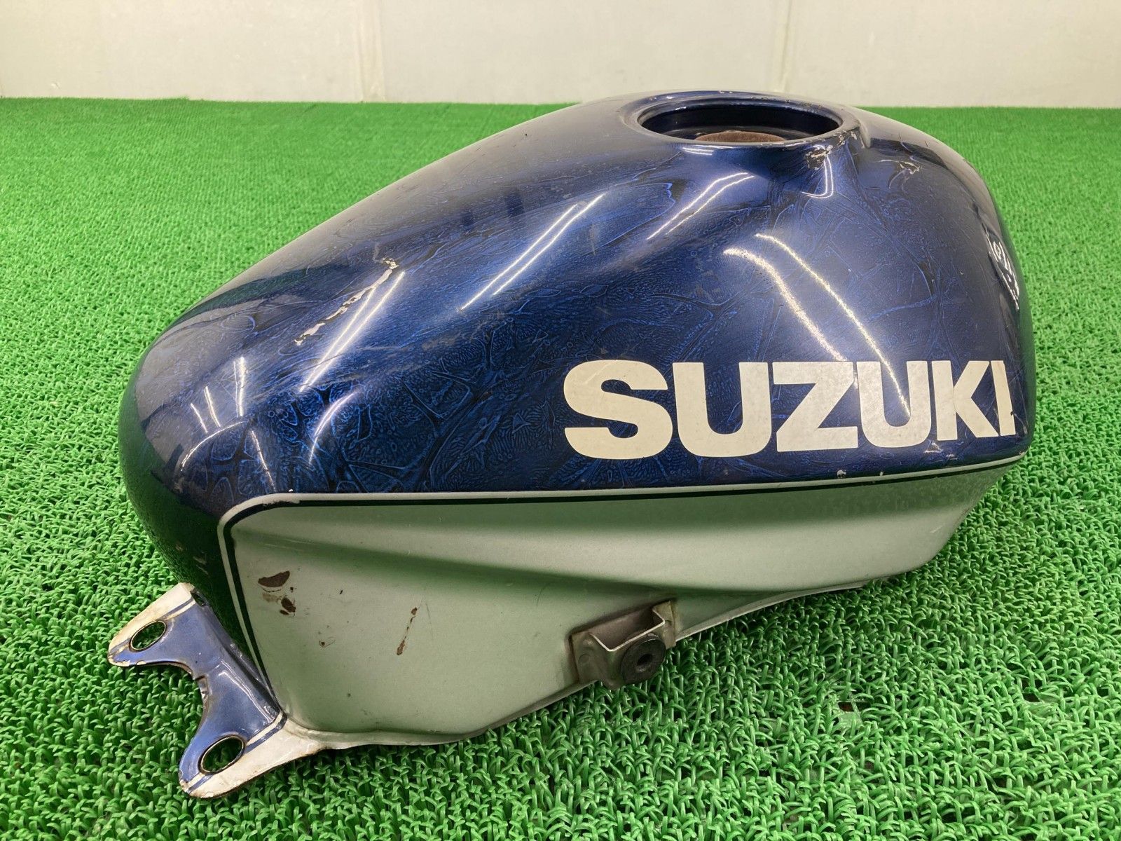 GSX400Sカタナ タンク 青/銀 スズキ 純正 中古 バイク 部品 GK77A コケキズなし 修復素材に ノーマル戻しに ペイント素材に 車検 Genuine 58 GSX400Sカタナ タンク 青/銀 スズキ 純正 バイク 部品 GK77A コケキズ