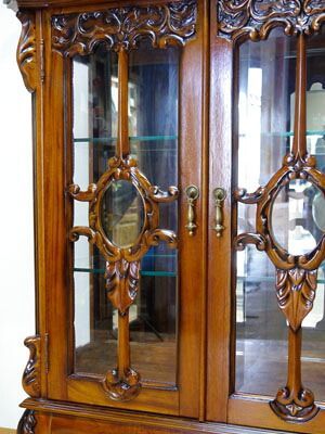 展示商品アウトレット 品です ブンガワンソロ オリビアキャビネット アンティーク調家具 マホガニー材家具 キャビネット ショーケース アンティーク ガラスキャビネット 木製 マホガニー アンティーク調 おしゃれ リビングボード 棚 NEXPOTALLINN_EU