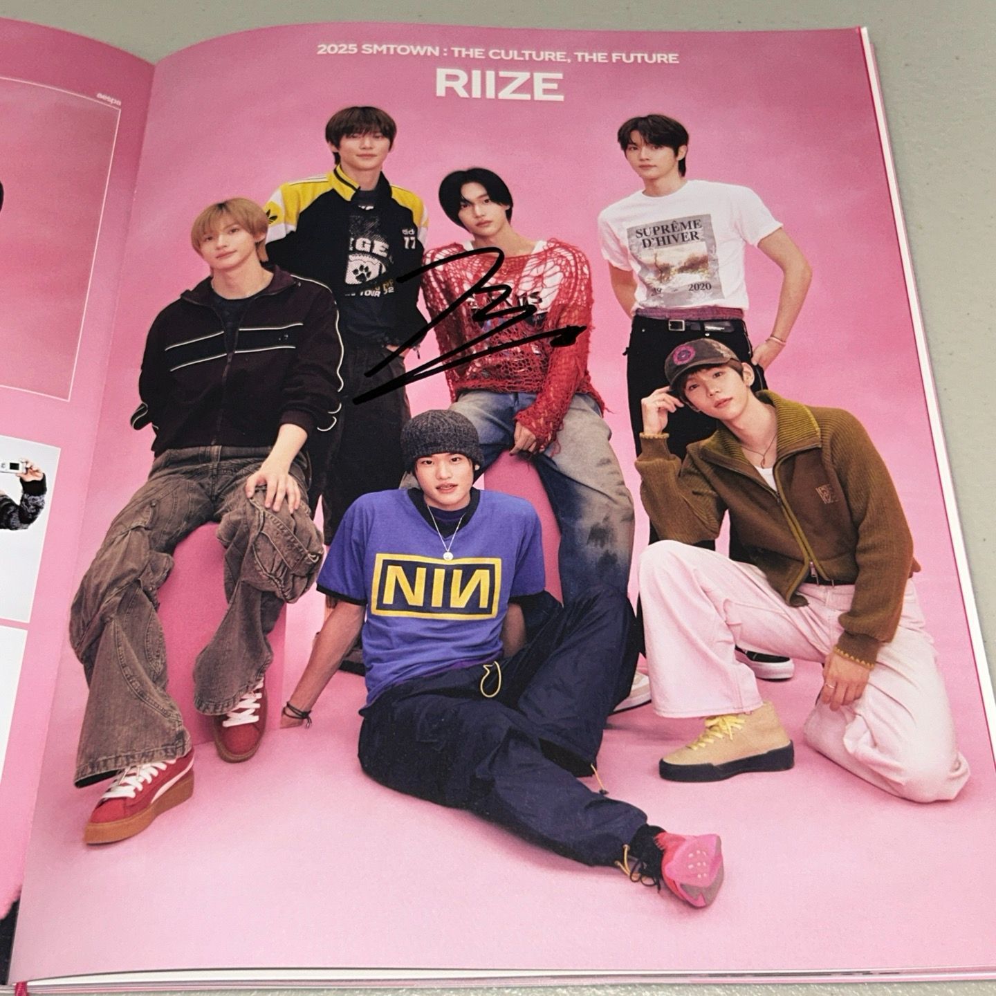 2025 SMTOWN 29人直筆サイン「THE CULTURE, THE FU 2025 SMTOWN 29人直筆サイン「THE CULTURE, THE FUTURE」 - メルカリ