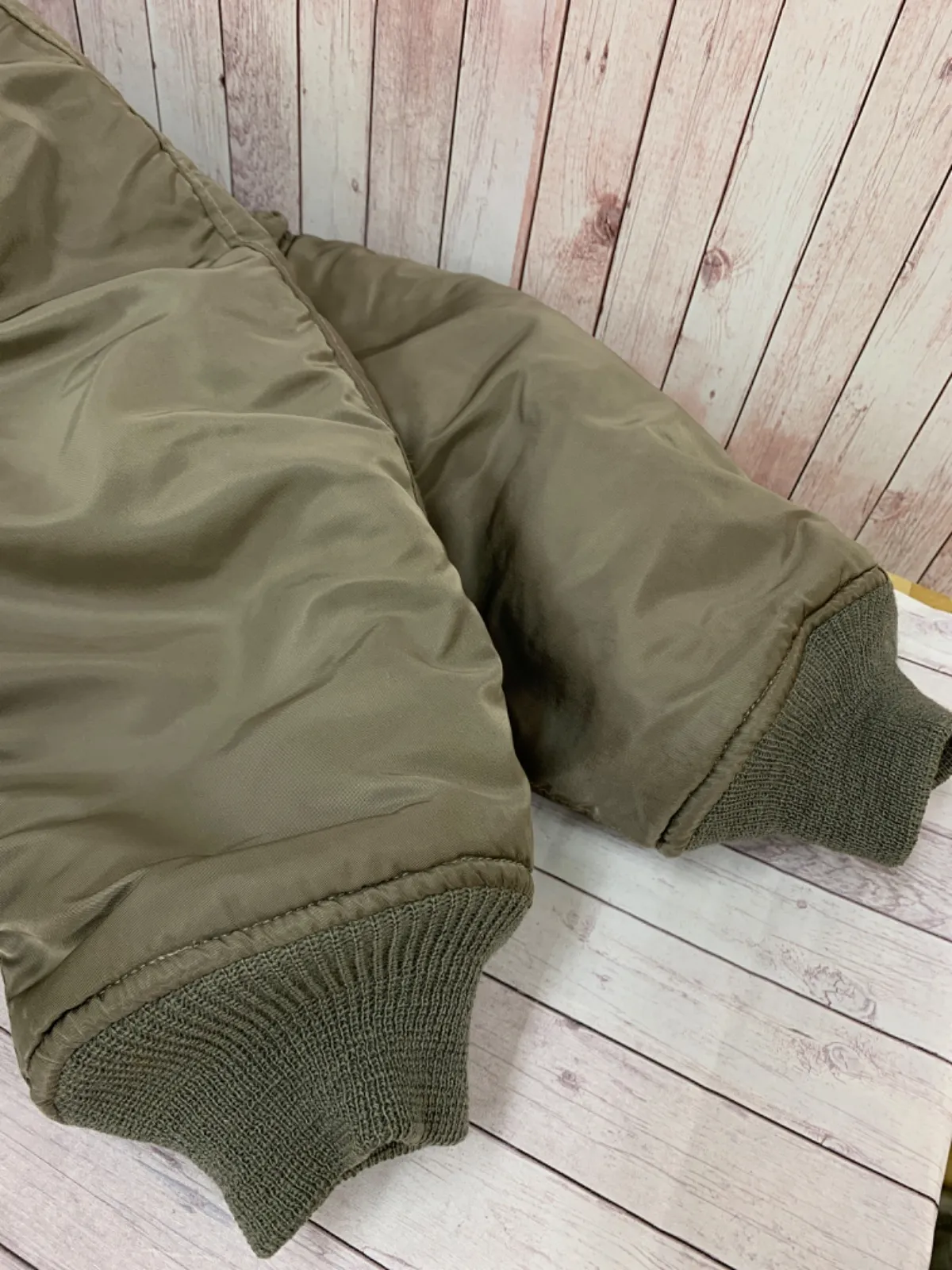 美品✨アヴィレックス MA-1 フライトジャケット ブルゾン　Lサイズ　カーキ AVIREX - 美品【AVIREX】リバーシブル MA-1 ロゴ カーキ