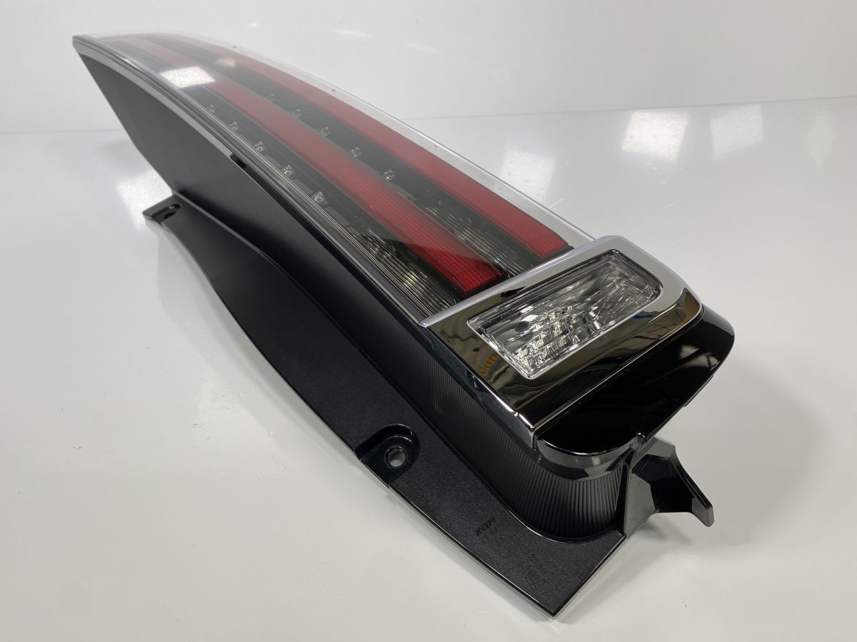 破損キズなし ノア エスクァイア ZRR80G ZWR80G ZRR80W ZWR80W 後期 純正 右テールランプ LED RH 81551-28691 28-242 NR 管理30899