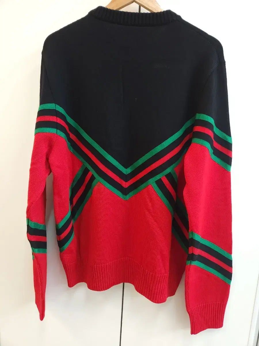 Louis Vuitton LVV ロゴ クルーネック ニット ブラック|レッド WWW_NOITHATQUANGTHANH_NET